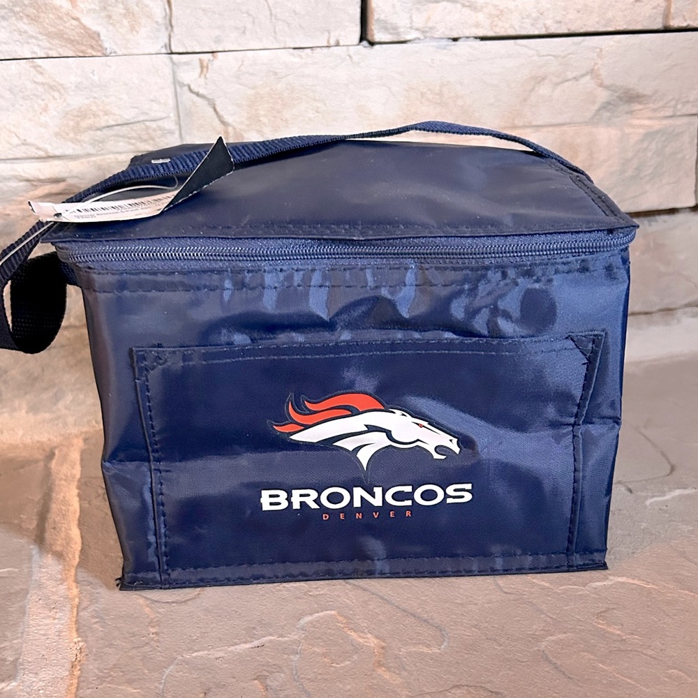NWT NFL Denver Broncos insulated lunch bag with strap. Front pocket.